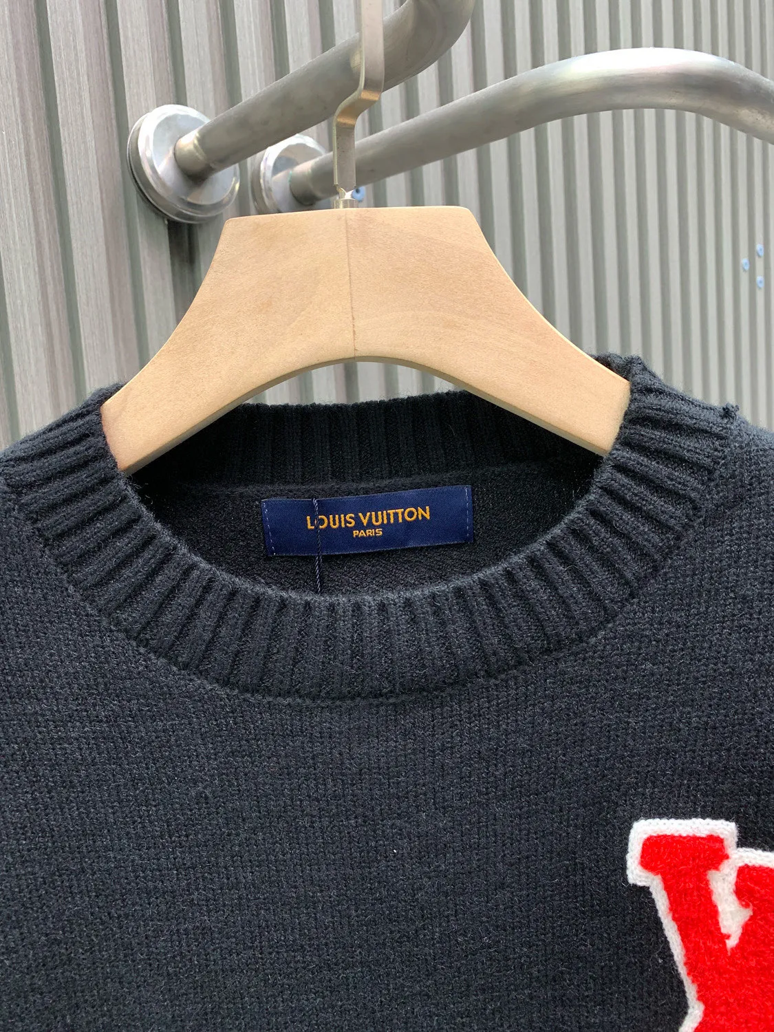 🅿️400 🀄️ Louis Vuitton 25Fw jacquard letter logo knitted woolen sweater on the front and back. The fabric is made of 82% sheep wool blended with 18% nylon cotton thread. It is made of imported jacquard machine woven pieces 6S thick needle cotton wool sweater. It has excellent thermal insulation performance. The jacquard process highlights the contrasting four-leaf clover and logo intarsia pattern, which enhances the three-dimensional sense and layering of the sweater. The fabric piece is woven using a 47W imported Stoll 3-needle ultra-fine machine from Germany. It is knitted at a parallel and even speed with reference to the original single-sided partial mesh bottom hanging wool structure. Each piece takes 270 minutes. During the weaving, 16 sand spits are used to alternately knit back and forth. The number of knitting rows for a single piece of front garment hanging wool is as high as 6352. There are so many knots in the newly woven garments that it requires pure manual thread picking and knot head inspection. Seam picking/washing can only be carried out after spot inspection.